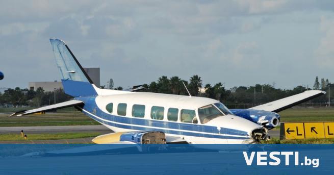 "Лудото" петчленно семейство, обикалящо света с малък самолет