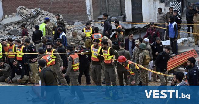 Расте броят на жертвите на атентата в пакистанска джамия