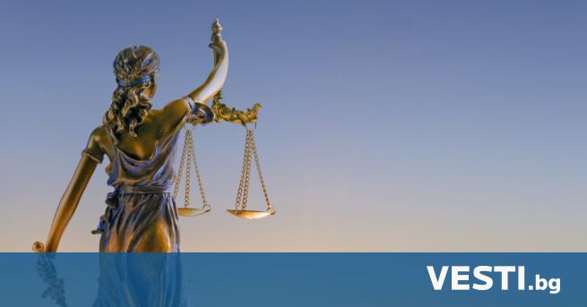 Двама полицаи, обвинени за подкуп, излизат от ареста