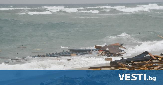 Лодка с мигранти се разби край Италия, жертвите са най-малко 45