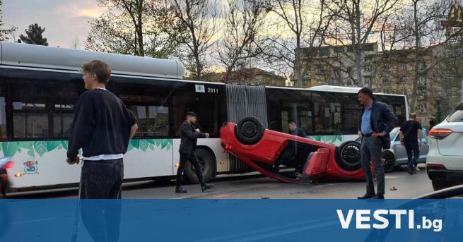 Спортен автомобил се обърна по таван в центъра на София