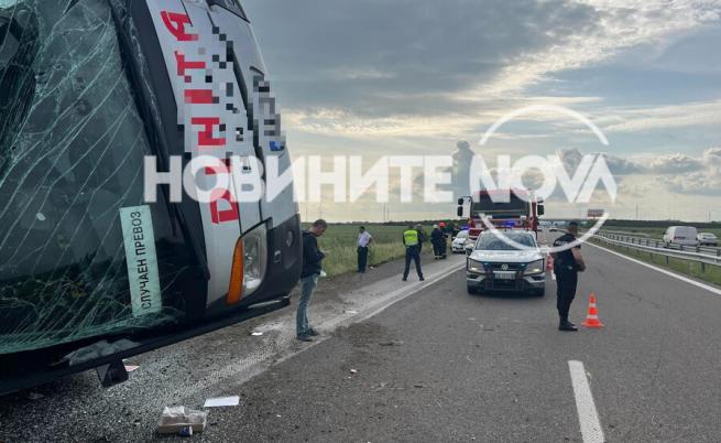 Автобус с пътници се обърна на АМ „Тракия“