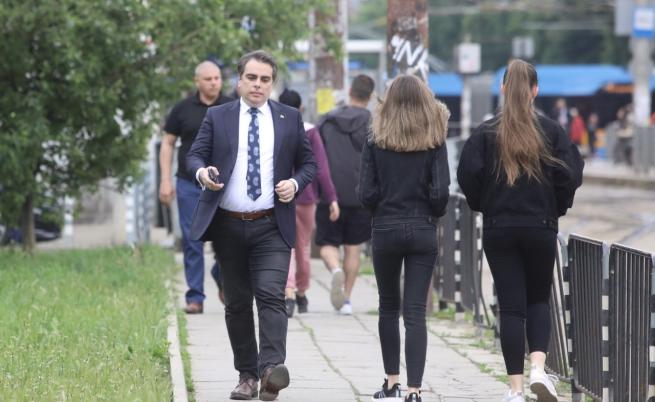 Асен Василев на разпит в прокуратурата