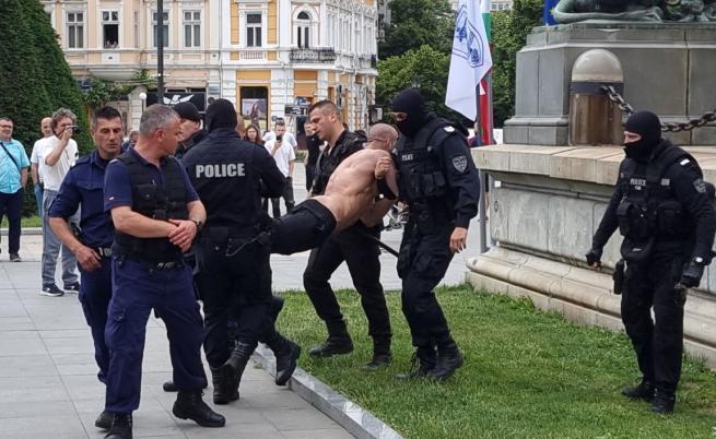 Екшън с буйстващ мъж в шадравана в Русе