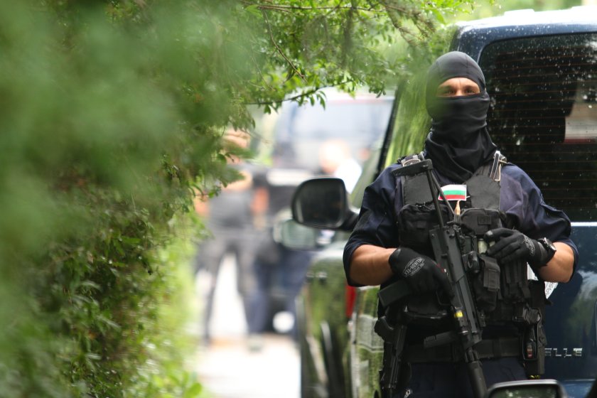 Задържаха 20 мигранти в пернишкия квартал "Изток"