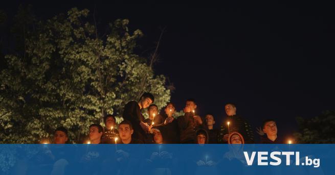 Масовата стрелба в училище: Жители на Белград почетоха паметта на убитите (СНИМКИ)