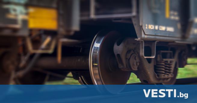 Товарен влак блъсна камион на прелез край Летница