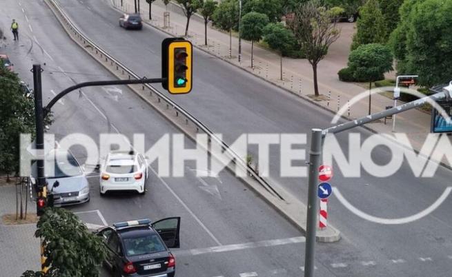 Шофьор помете паркирани коли срещу Александровска болница (СНИМКА)