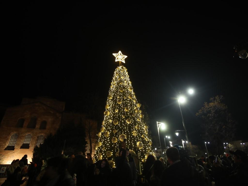 Коледната елха на София грейна пред „Св. Александър Невски“