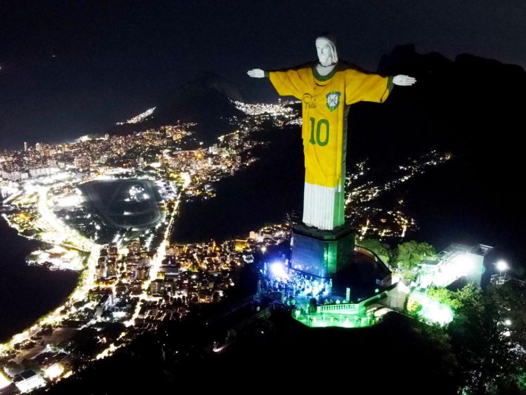 „Облякоха“ статуята на Исус Христос в Рио с фланелката на Пеле (СНИМКИ/ВИДЕО)