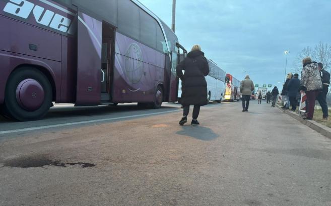 От часове: Автобуси с българи са блокирани на сръбско-унгарската граница (СНИМКИ)