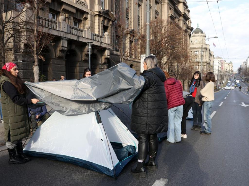 Хиляди на протест в Белград: Червен картон за Вучич и властта