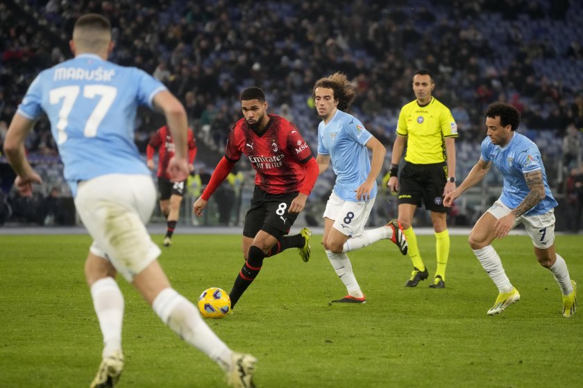 Късен гол донесе трите точки на Милан в дербито с Лацио, римляните доиграха срещата с 8 души