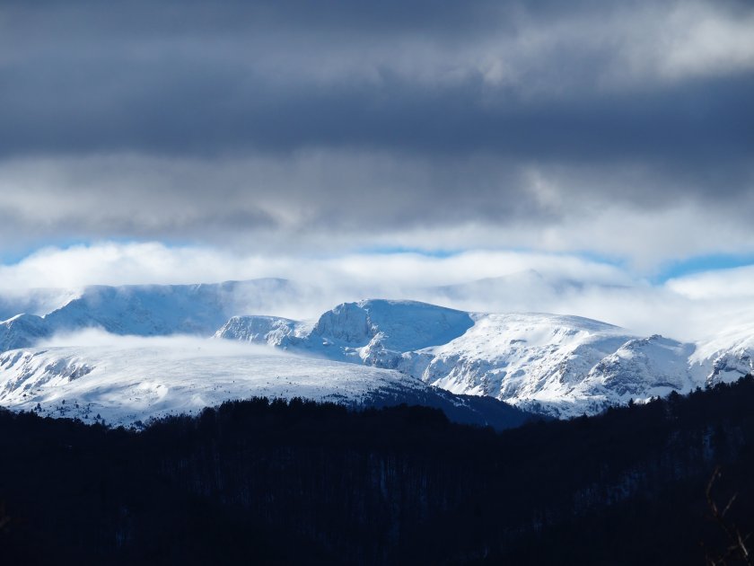 Новата седмица започва с валежи
