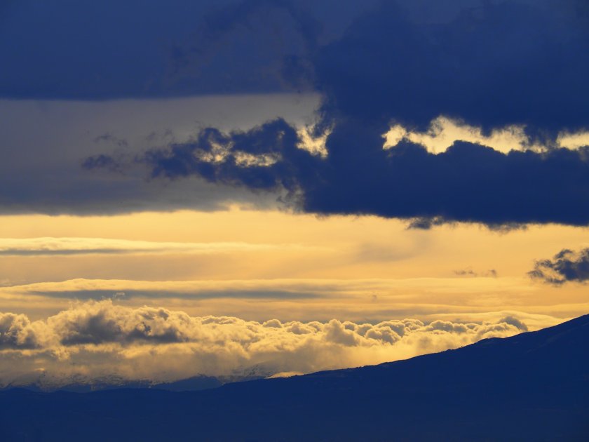 Облачно, ветровито и дъждовно през новата седмица
