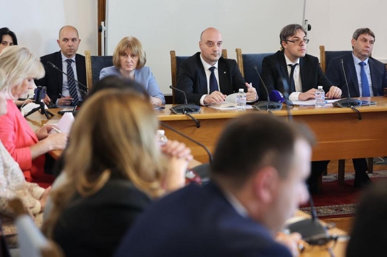 Първо в Narod.bg: Правната комисия отменя промените в Конституцията, връща властта на Румен Радев?