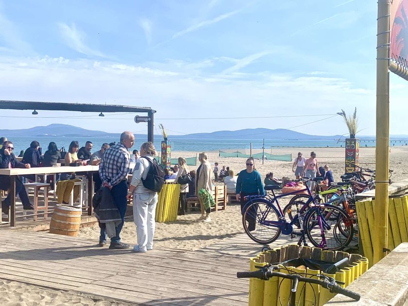 Топлото време напълни плажа в Бургас (СНИМКИ)