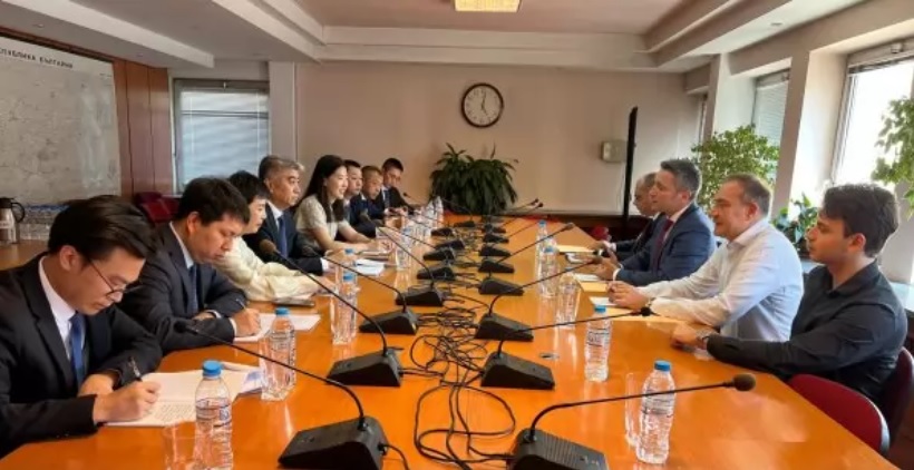 БЪДЕЩЕТО: БСП и „Възраждане” се сродяват с комунисти от Китай (СНИМКИ)