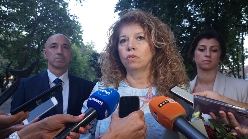 Несигурната политическа обстановка у нас пречи за справянето с кризисни ситуации, коментира Илияна Йотова