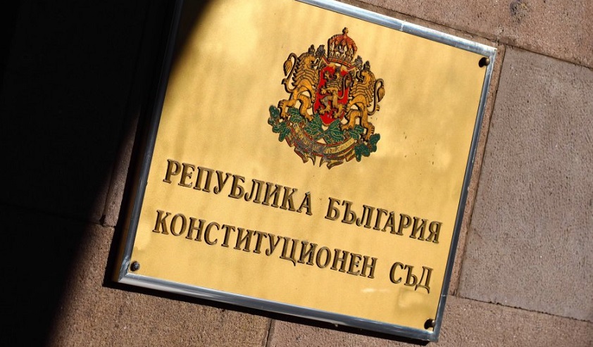 Служебният кабинет виси на косъм в КС