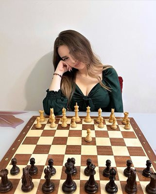 Помните ли я? Шахматистката Нургюл Салимова с 5 кила надолу, преквалифицира се в модел (Снимки)