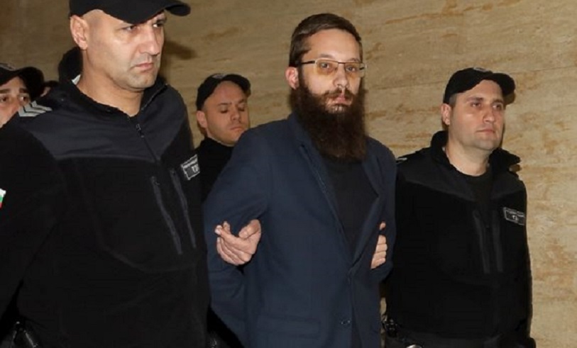 Сигнал до Narod.bg: Кметски син плаши общинар с шамари и с*кс на площада (СНИМКИ)