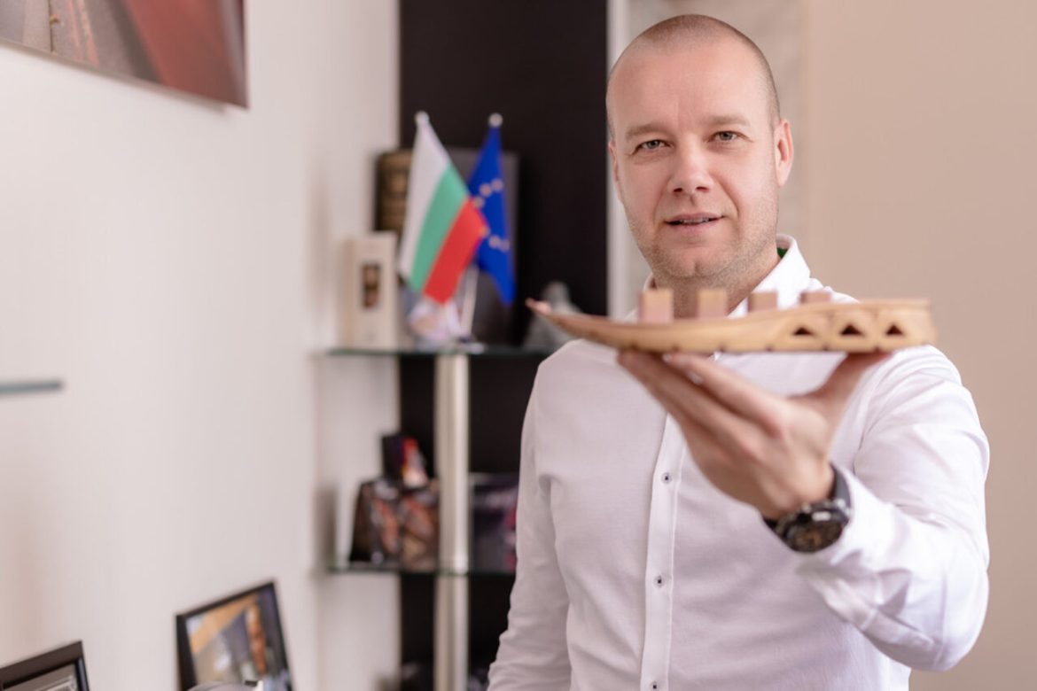 Скандал! Петър Делев-Флеъра не може да си го държи в гащите. След Венета Шкодрова кръшка на жена си с фолк фурия