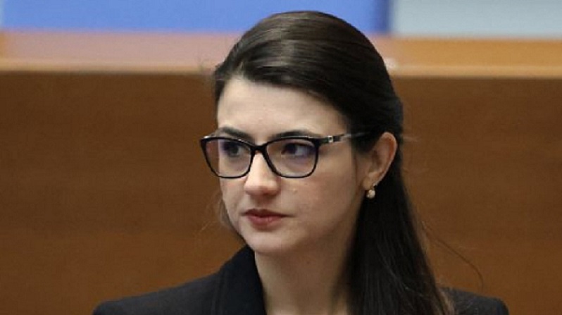 Слави извади тоягата срещу „Лена от парапета”