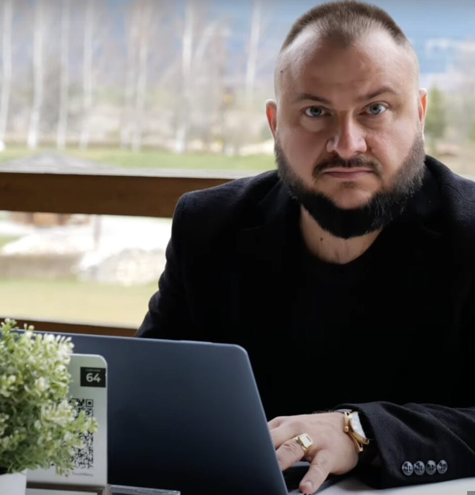 Писателят Веселин Стаменов: Да дойдат ЛГБТ политиците и артистите и да протестираме заедно срещу цензурата, която Хеликон ми налагат от 7 години!