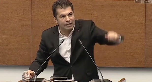 Скандал! Кирил Петков пак на черешата! Фъфли друсан от трибуната, омешал бѐло с уиски