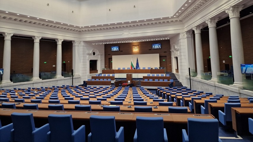Срам! Депутатите в битка за… първия ред в НС