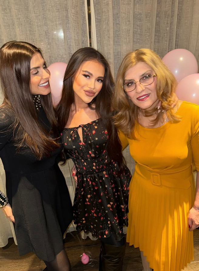 За ЧРД! Насметоха Ивон на Анелия: Спри с корекциите, баба ти е по-хубава от тебе! (Снимки)