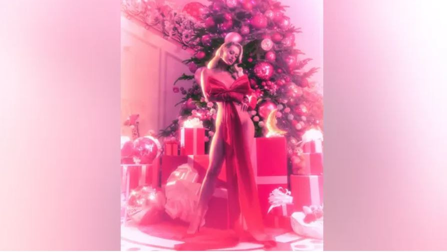 Парис Хилтън лъсна по панделка пред елхата: Присъствието ми е подарък (СНИМКА)