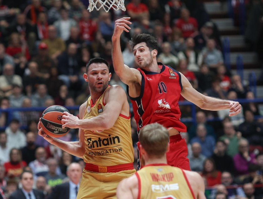 Рекордьорът Везенков се погрижи за още една победа на Олимпиакос в Евролигата (ВИДЕО)