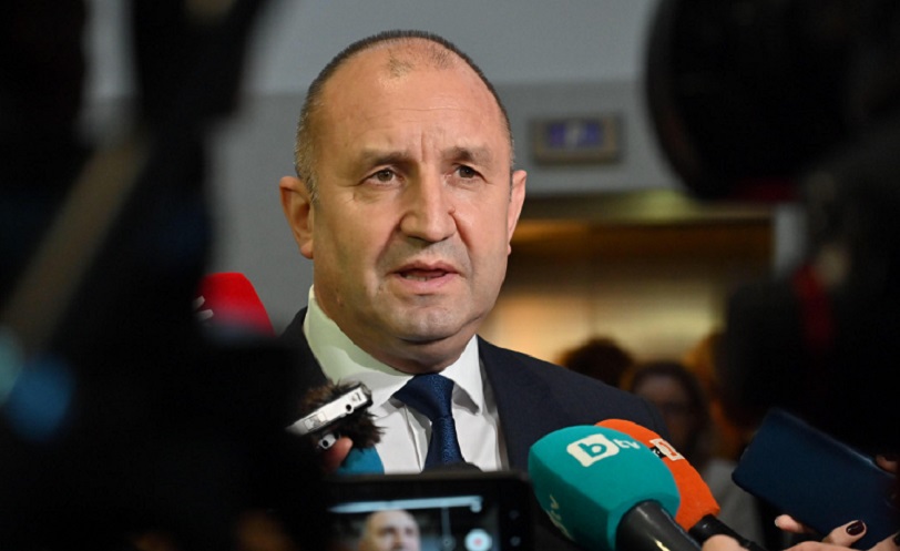 Румен Радев връчва мандатите за кабинет