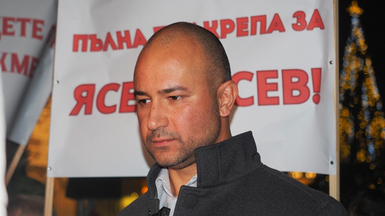 Скандал в Narod.bg: Изританият кмет на „Искър“ Ясен Русев се пази с фалшив протест, спецслужбите записали разговори за схемите в общината (ВИДЕО)