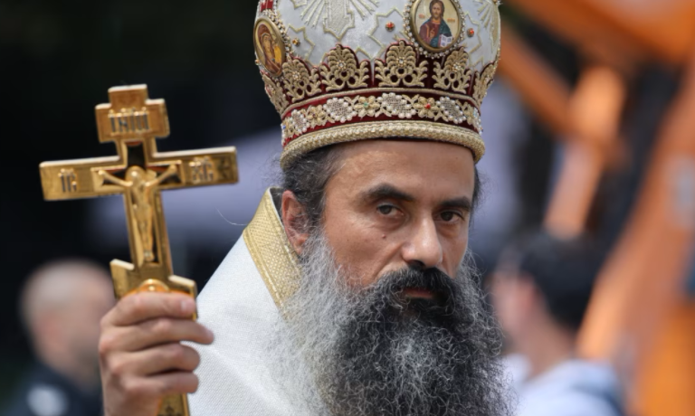 Патриарх Даниил ходи с въоръжена охрана досущ като мафиотски бос