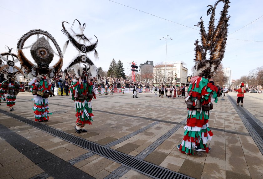 Прогониха злото в Перник, закриха "Сурва" с хоро и заря