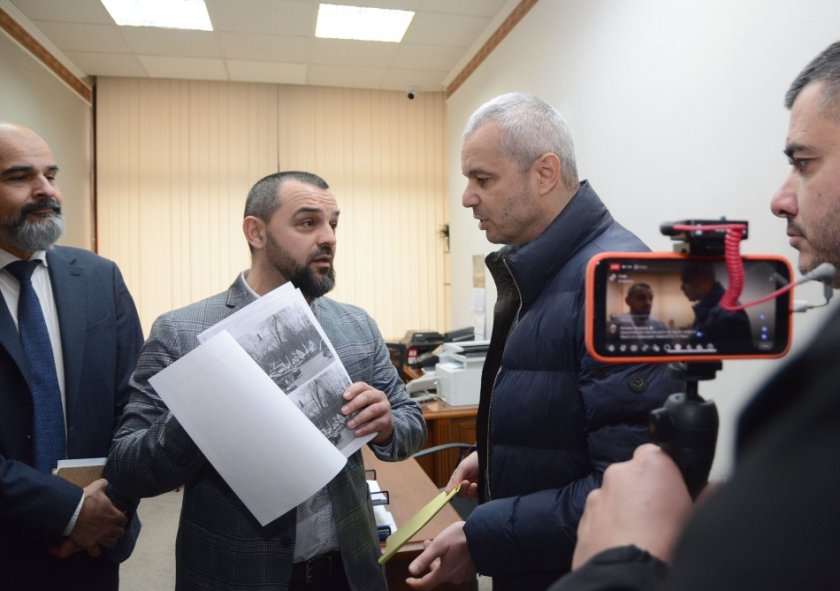 Скандал във Варна: От &ldquo;Възраждане&rdquo; нахлуха в сградата на общината