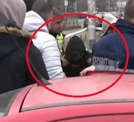 Ужасяваща развръзка! След кървавата баня пред “Пощенска банка”, 21-годишният зверски наръган служител е опериран във ВМА