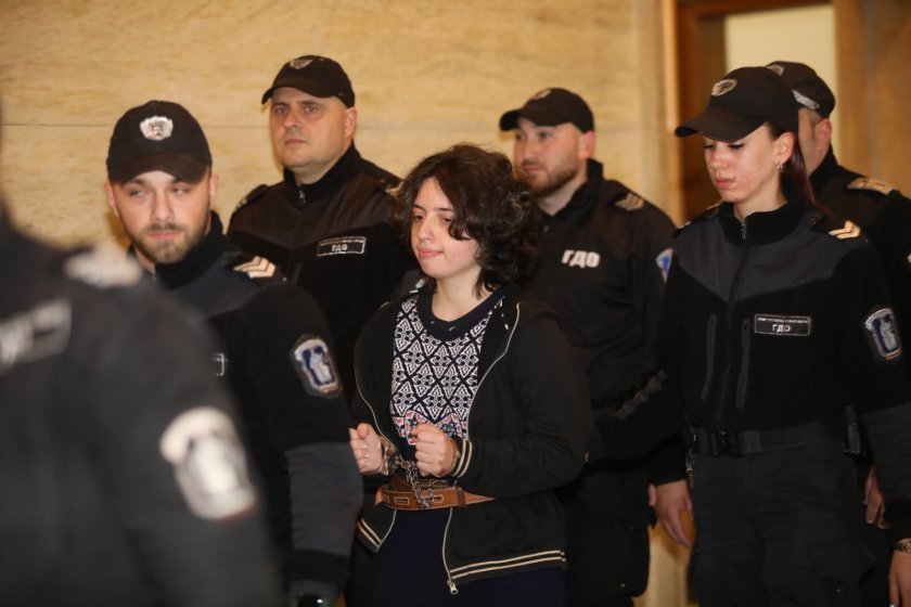 Ще остане ли в ареста 22-годишното момиче, което нападна минувачи с нож