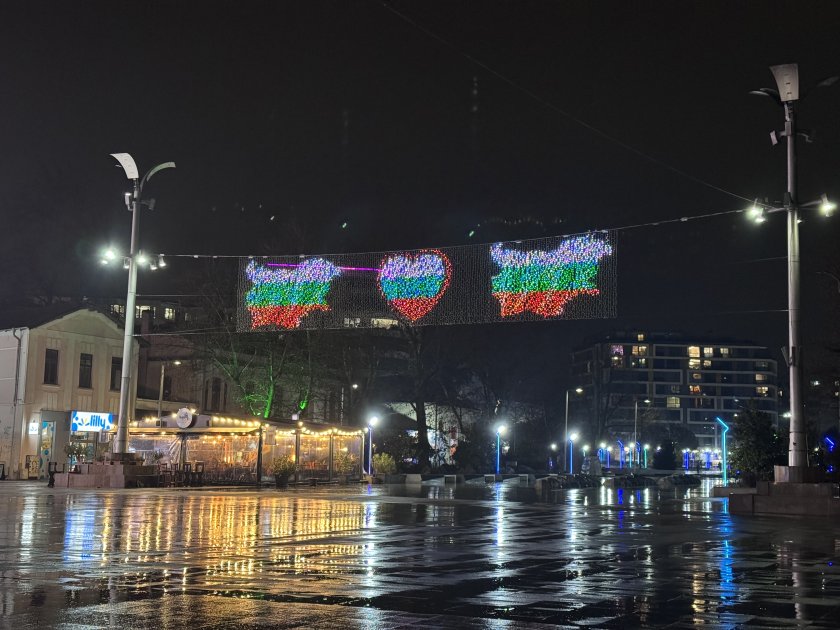 В очакване на 3 март: Мостът в Бургас светна в цветовете на трибагреника