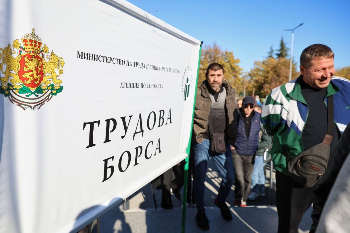 Деветима в битка за 1 работно място