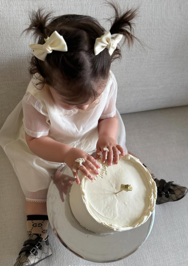Николета Лозанова показа втората си дъщеря навръх първия й рожден ден (Майка й я изненада с лукс парти на тема „Маша и мечокът” – Снимки)