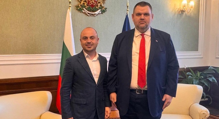 РАЗПАД: Лидерът на младежкото ДПС заряза Доган, отиде при Пеевски