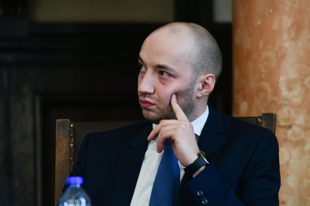 Скандал! Кога Димитър Ганев от “Тренд” ще си каже за дебелия черен пакет, който прибра в х-л “Милениум”?