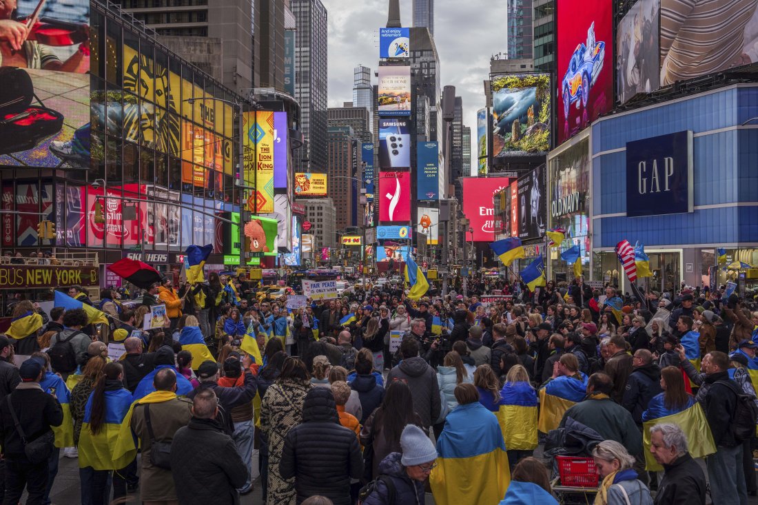 След срещата в Белия дом: Проукраински протести в САЩ, група хора опитаха да блокират кортеж на Ванс