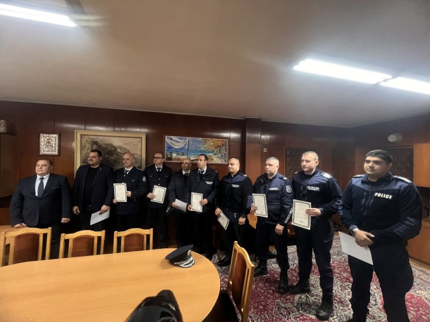 Наградиха полицаите, помогнали на семейството, останало без дом заради рухнала сграда в Бургас