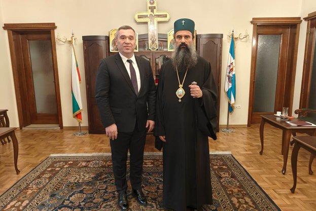 Патриарх Даниил лапва 72 млн. евро срещу молебен