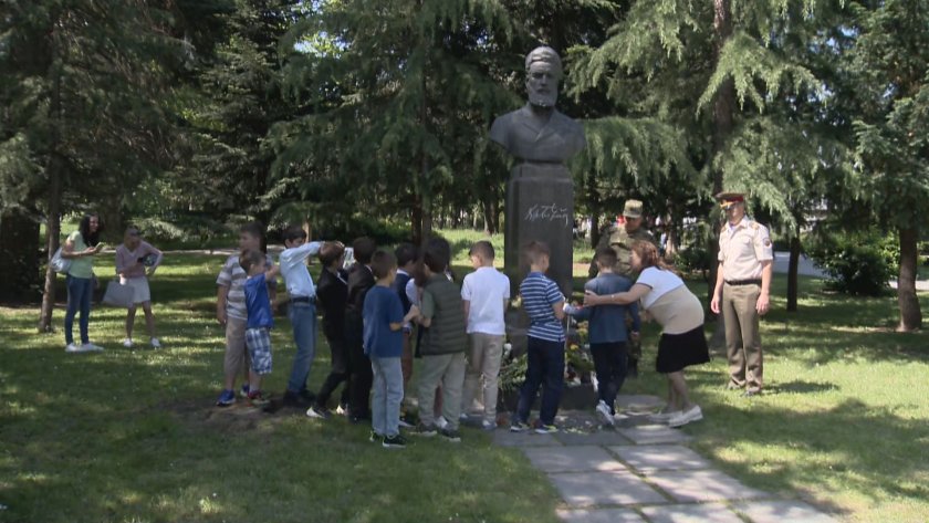 Денят на Ботев: Венци и цветя пред бюст-паметника на революционера в София